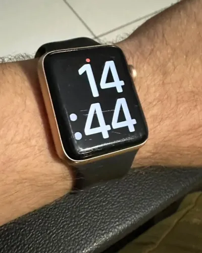 Apple Watch Series 3 42mm dourado com pulseira preta
