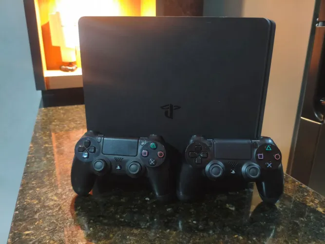 Ps4 desbloqueado com SSD 1 terá. Troco. Leia anúncio.