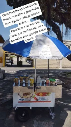 Carrinho de açaí e salada de frutas