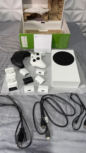 Xbox Series S em Perfeito Estado + 2 Controles + Carregador + 2 Baterias