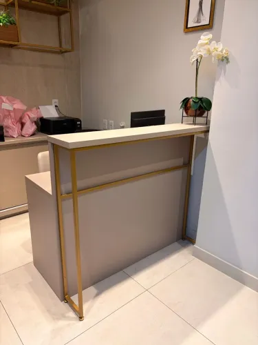 Balcão de Recepção em MDF com Metalon Dourado