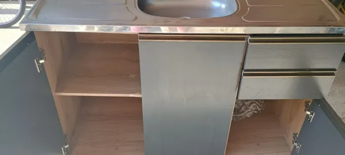 Pia de inox e gabinete 3 portas