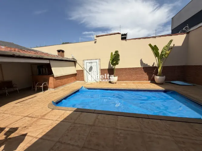 Casa residencial com piscina aquecida, 3 quartos sendo 2 suítes disponível para locação no