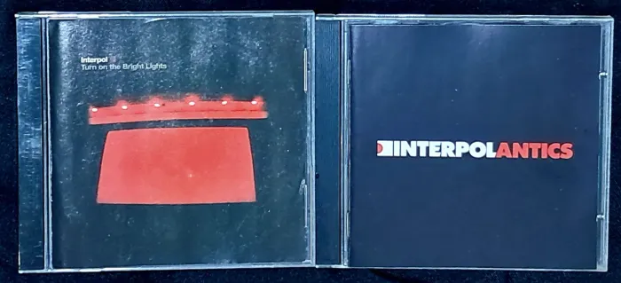 2 CDs INTERPOL - Turn on the Bright Lights (2002) e Antics (2004)