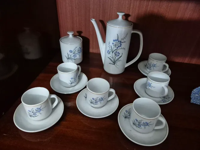 Conjunto de xícaras, bule e açúcareiro