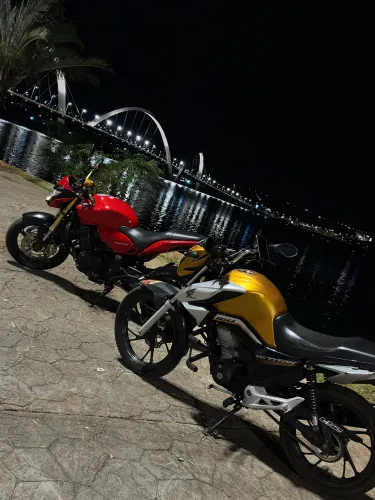 Moto de garagem bem conservada