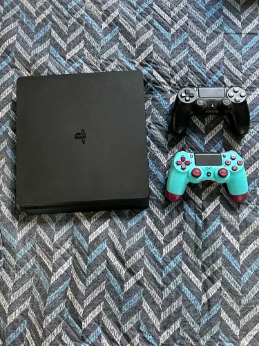 Playstation 4 - 500 gb - 2 controles