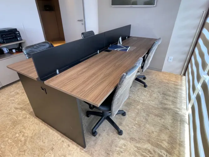 Estacao TRABALHO 4 lugares com caixa passa fio de LOJA IKONOFFICE