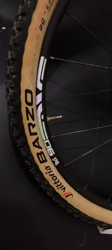 Vittoria Barzo XC-Race de 29 polegadas, modelo 29x2.25 com faixa bege.