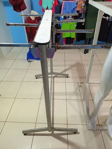 Arara de loja para roupas