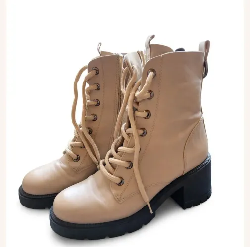 Vendo essa bota seminova estou vendendo pq ficou apertado no meu pé 