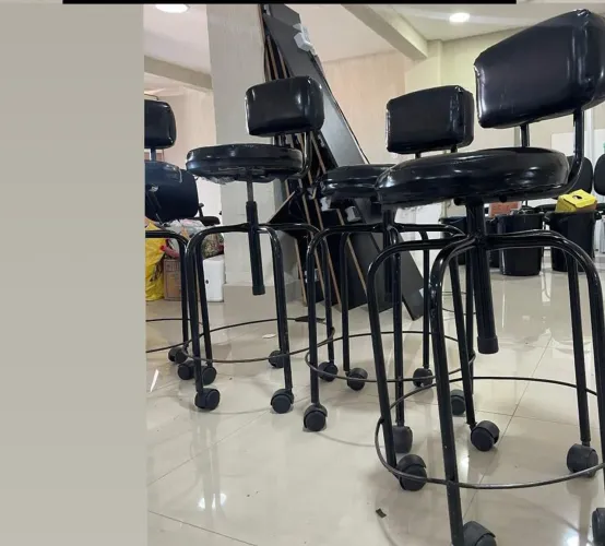 Cadeiras, Mochos para auxiliar no trabalho da área da Beleza (uso com Maca)