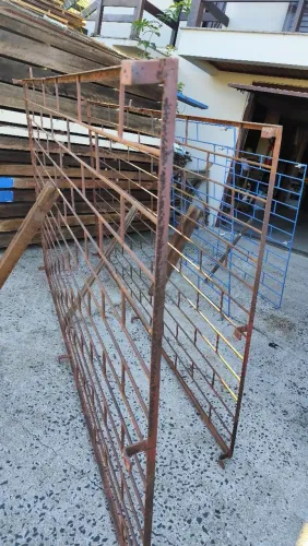 5 grades de ferro antigo medindo, 2 grades 1.35x2.35, 1 grade 1.35x2,15, 1 grade