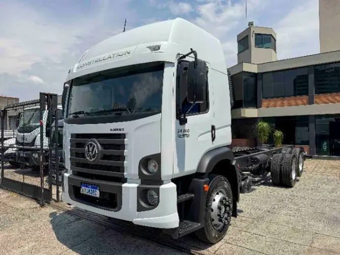Volkswagen 24-260 Constellation 6x2 Cabinado