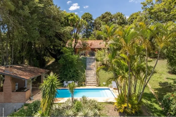 Chácara dos Sonhos com 3010m², casa principal, casa de caseiro, piscina e área gourmet por