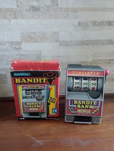 Caça-níquel radical Bandit Bank e cofre