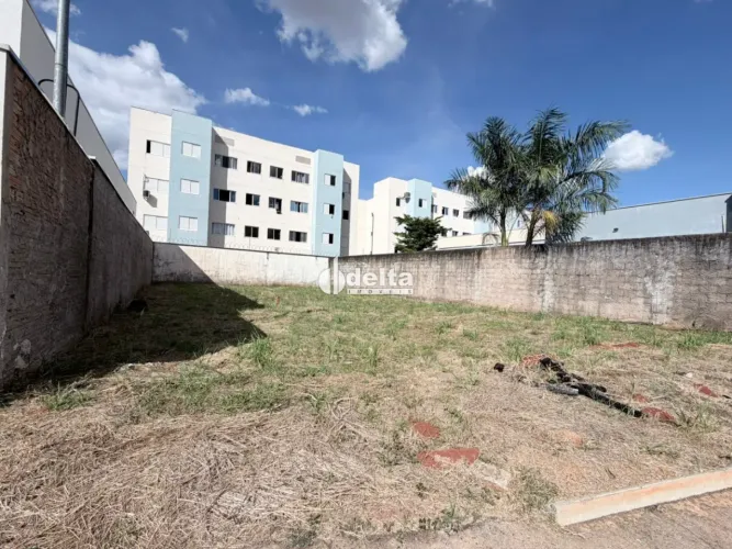Terreno disponível para venda no bairro Jardim Holanda em Uberlândia-MG