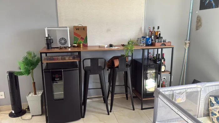 Vendo móvel com espaço para cervejeira e adega. 