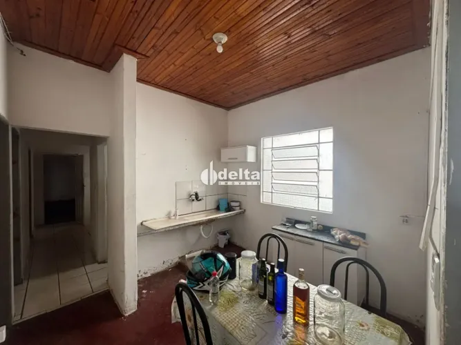 Casa residencial disponível para venda no bairro Cazeca em Uberlândia-MG