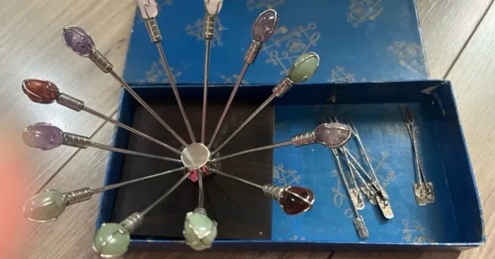 Conjunto antigo de palitos decorativos para aperitivos