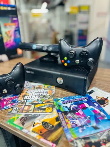 Xbox 360 Com 10 Jogos e 2 Controles | Kinect de brinde