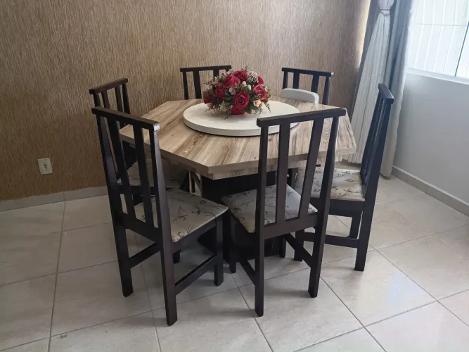 Mesa com 6 cadeiras