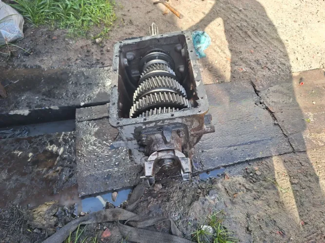 Cambio eaton  6 macha , ta quebrada a 6 e eixo piloto 
