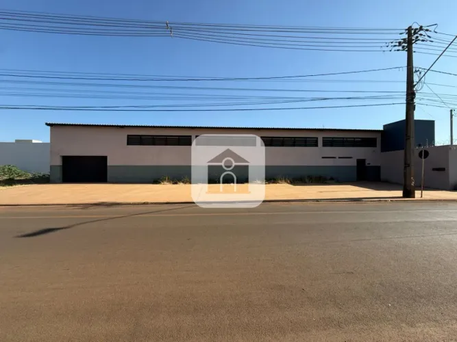 Galpão em avenida para locação bairro Villa dos Ypes
