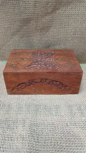 Caixinha indiana de madeira entalhada com detalhes em latão altura 6 x 15 x 10 cm