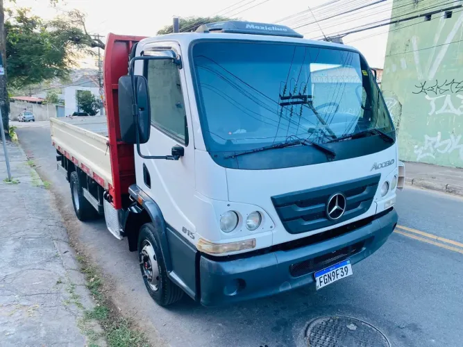 Caminhão Mercedes Accelo 815
