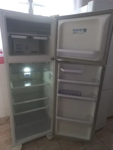 Geladeira front free 310 litros em ótimo estado