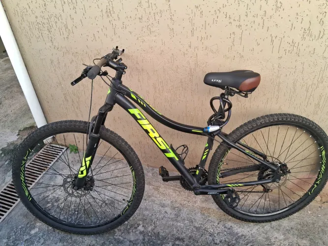 Vende se bike modelo Firts com nota fiscal documentação dela semi nova 