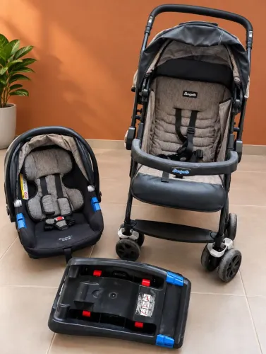Carrinho de bebê c/ bebê conforto