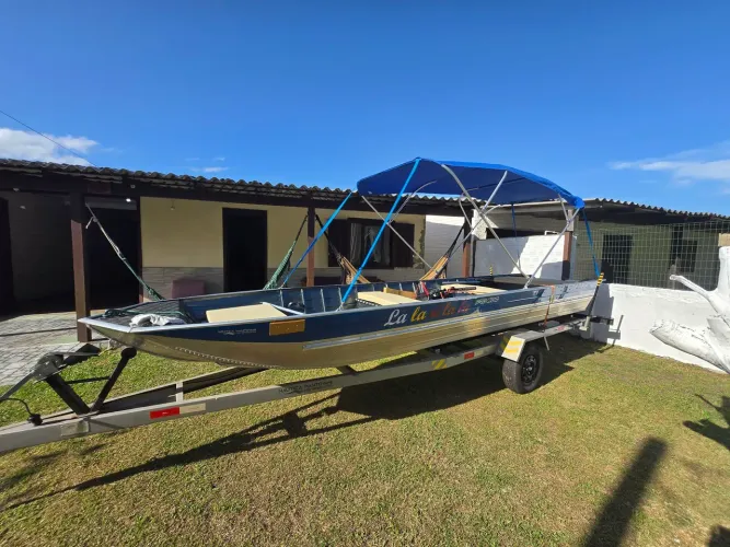 BARCO COM MOTOR E CARRETA RODOVIÁRIA