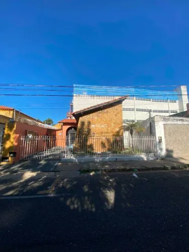 CASA COMERCIAL COM 02 VAGAS DE GARAGEM DESCOBERTA NO CENTRO.