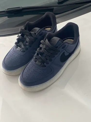 Este é um tênis Nike Air Force 1 '07