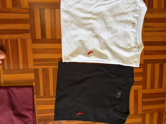 Duas camisetas reserva P