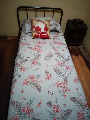 Cama de solteiro Tok e Stok em aço na cor verde musgo 