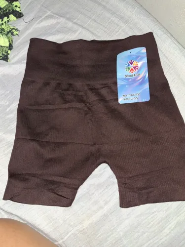 vendo short de academia canelado