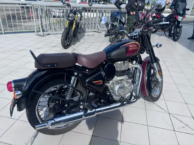 Royal Classic 350cc Halcyon black 2023 - Vendedora Fernanda 