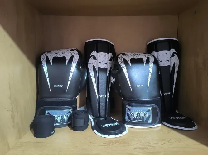 Kit muay Thai venum, luxa caneleira e bandagem, boxe também