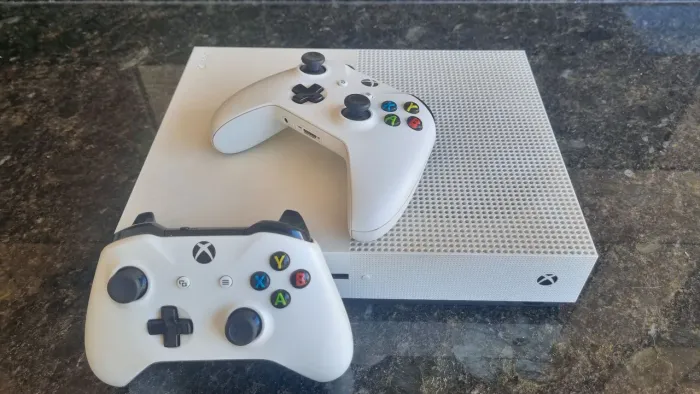 Xbox One S 1Tb com 2 controles Originais