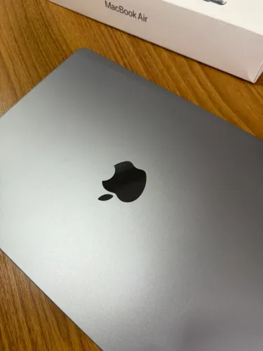 MacBook M3 256GB / 8GB RAM - Com carregador e caixa