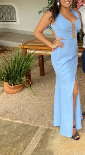 Vestido de festa azul bebê com fenda