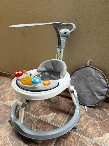 Vendo Andador Infantil Para Bebê Com Capota e Brinquedo Musical