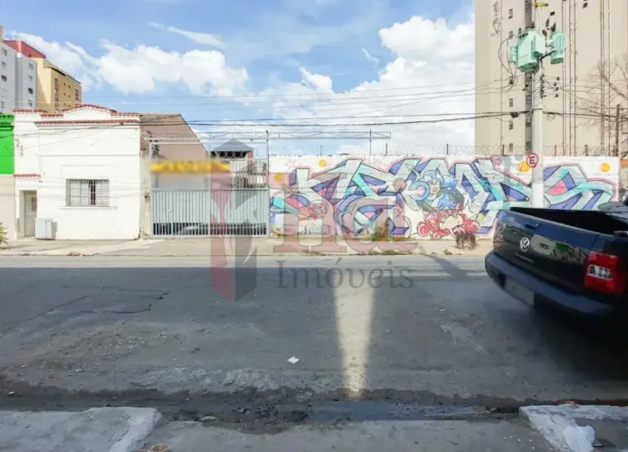 Terreno 1.057 m² com 21 m de frente na Liberdade