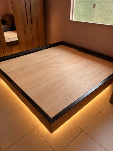 Cama Super King Flutuante de Ferro - R$ 1.800