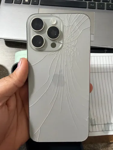 iPhone 15 pro Max fundo trincado