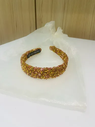 Tiara cravejada dourada com pedras rosas