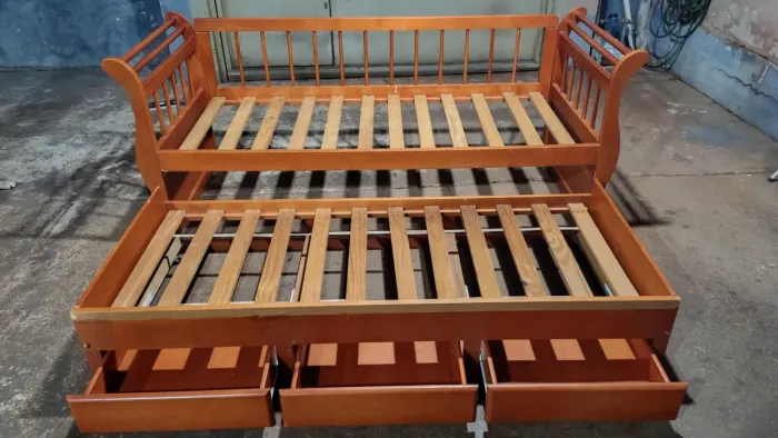 Cama de casal cabeceira espelhada e Bi cama com três gavetas todas em madeira maciça
